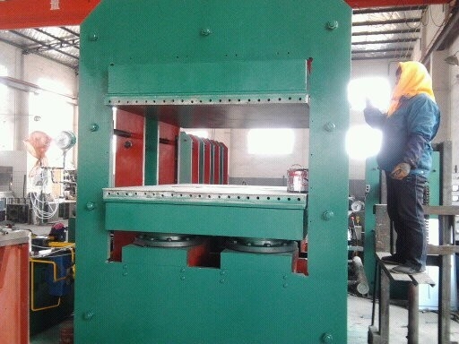 kaufen Automatische Gummivulkanisierungspresse-Maschine mit PLC-Kontrollsystem online manufacture