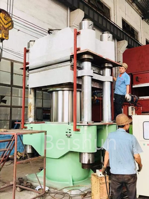 kaufen 1500 Tonnen Druck Gummi Fender Hydraulische Vulkanierung Formmaschine angepasst online manufacture
