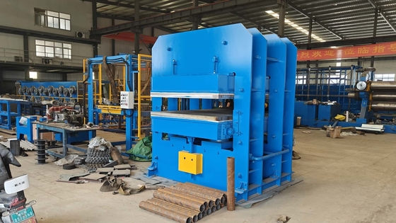 kaufen 1000×1000mm Werkbank-Größe Rahmen Flachplatten-Vulkanisierpresse/Produktionslinie für Automobil-Motordichtungen online manufacture