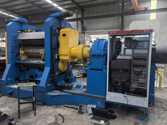 Guter Preis Automatische SPS-Hochwertige 3-Walzen-Gummi-Kalander werden in Motorradreifen-Laufflächenproduktionslinien eingesetzt. Online