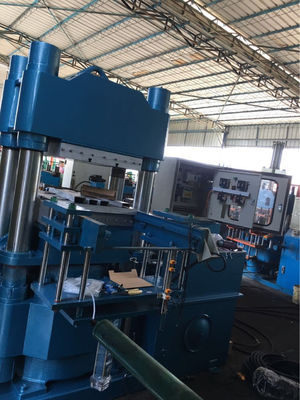 Guter Preis 1200 mm × 600 mm Warmplatte halbautomatische Gummi-Vulkanierungspresse wird zur Herstellung von Gummiprodukten verwendet Online