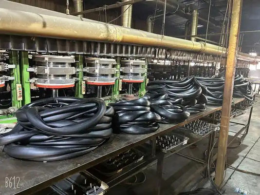 Guter Preis Butylkautschuk und Naturkautschuk Innenrohr-Härte-Maschine für Motorrad-Innenrohr-Produktion Online