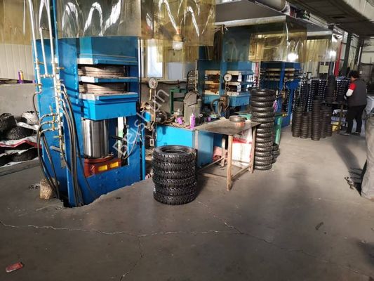 Guter Preis Dampfbeheizte Festgummi-Landwirtschaftsreifen-Vulkanisierpresse mit 200 Tonnen Druck und 0-999s Vulkanisationszeit Online