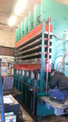 Guter Preis SPS-gesteuerte Reifenprofil-Vulkanisationsmaschine mit 10,0 MN Zugkraft und verbessertem Hydrauliksystem für die Runderneuerung Online